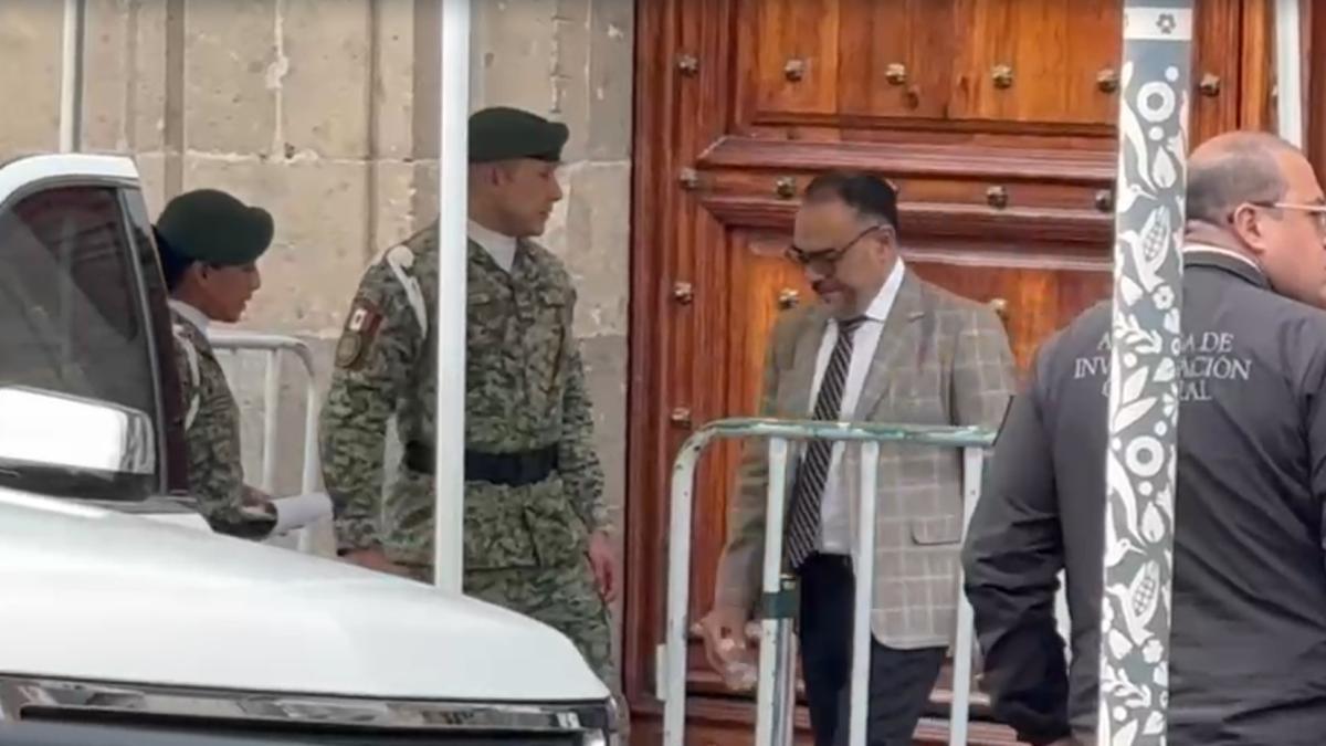 Entregan a Sheinbaum nuevo informe sobre el caso Ayotzinapa