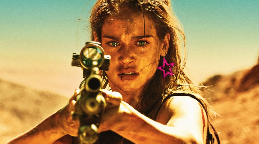 O filme Vingança, de Coralie Fargeat, é repleto de cenas de ação — Foto: Divulgação/IMDb