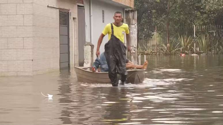 Zona Leste de São Paulo chega ao 5º dia com ruas ainda tomadas pela água após fortes chuvas