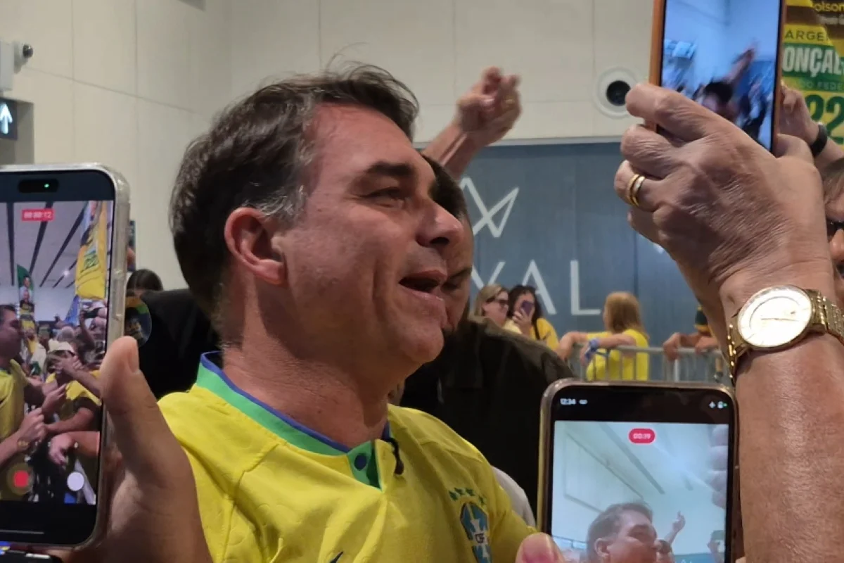 Flávio planeja últimos atos de campanha no 1º turno em SP e no Rio