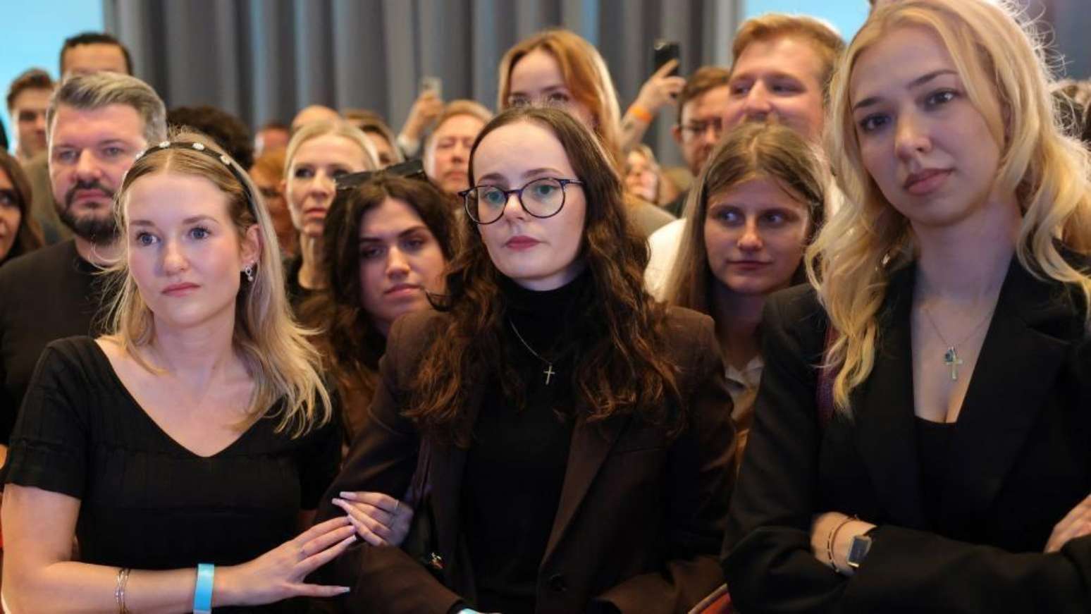 Houve uma rea&ccedil;&atilde;o discreta &agrave;s pesquisas de boca de urna durante o evento da CDU na noite da elei&ccedil;&atilde;o, em Berlim
