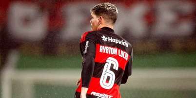 Foto: Adriano Fontes / Flamengo - Legenda: Ayrton Lucas jogou apenas quatro minutos contra o Bragantino. Saiu com les&atilde;o na coxa direita / Jogada10