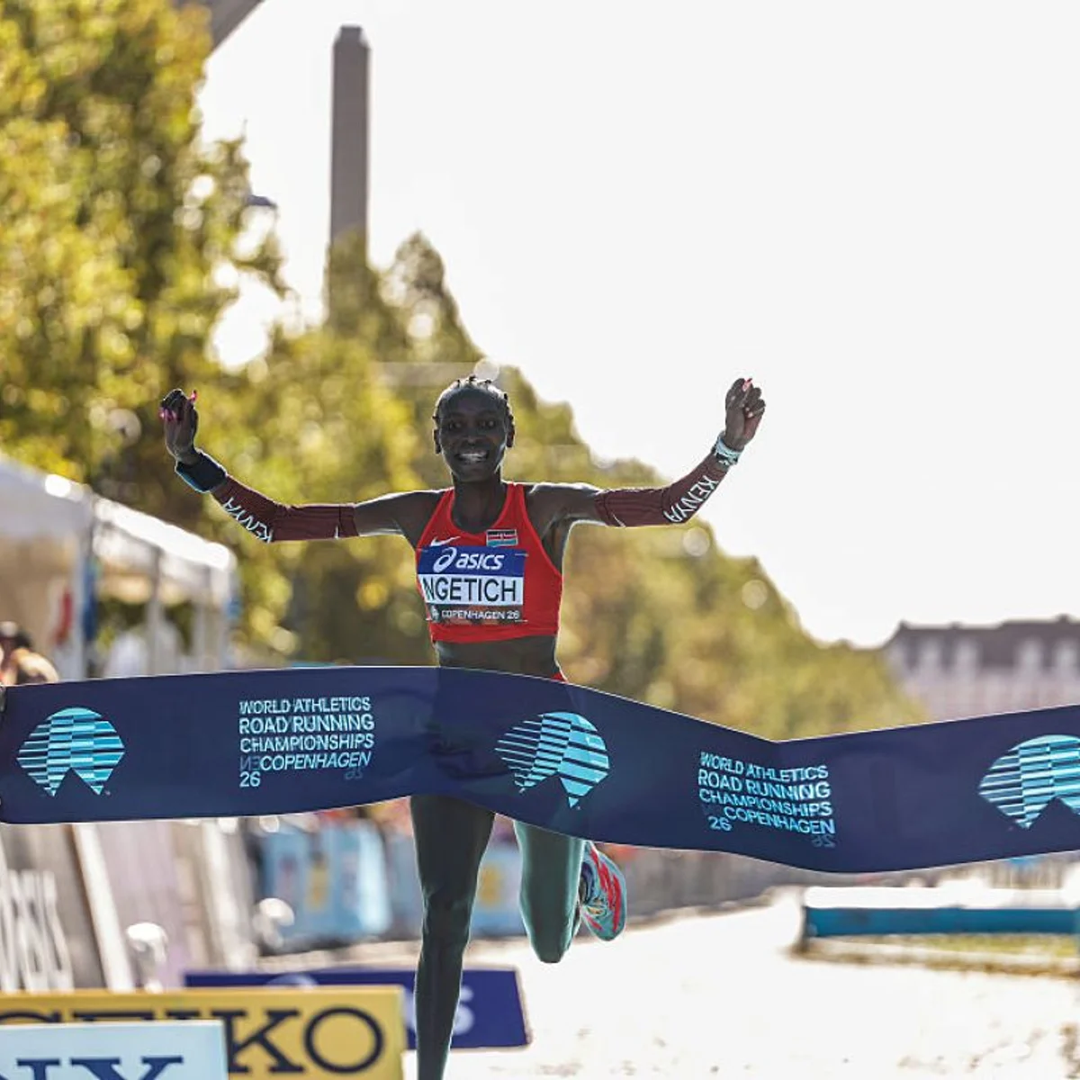 Agnes Ngetich, do Quênia, quebra recorde mundial feminino na meia maratona