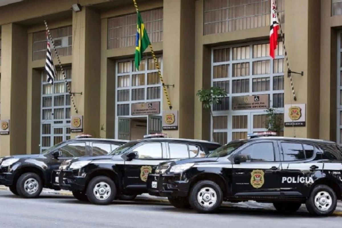 Viaturas da Polícia Civil em frente ao prédio do DHPP, em São Paulo - Metrópoles