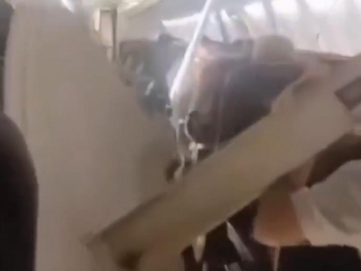 Vídeo: Teto de cabine se solta durante voo de Boeing 737 no Irã