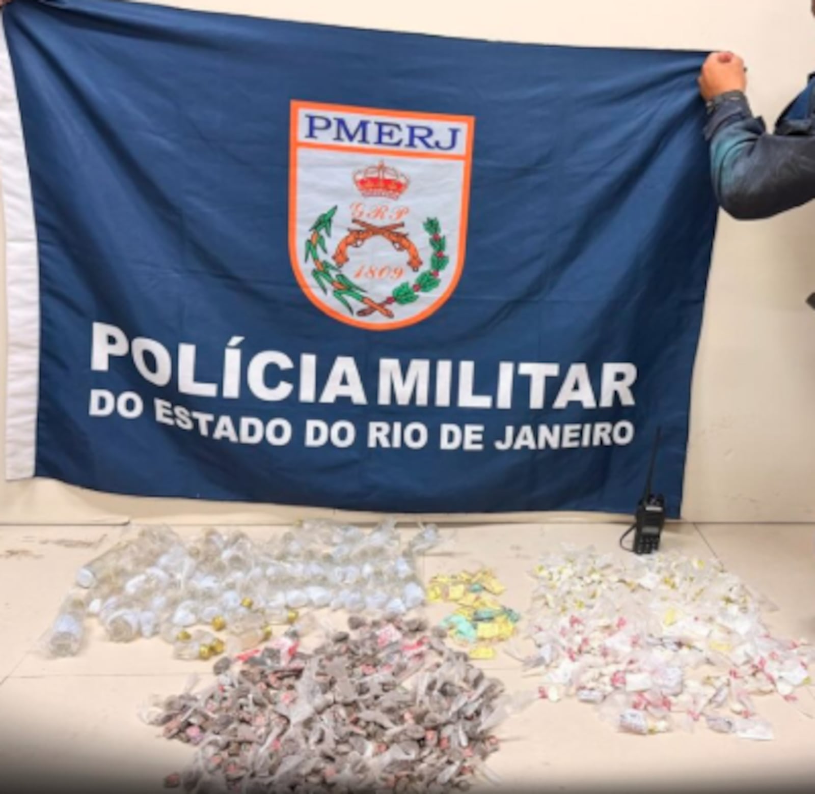 Agentes do 18º BPM apreenderam granada, rádio, celular e drogas Reprodução/Polícia Militar