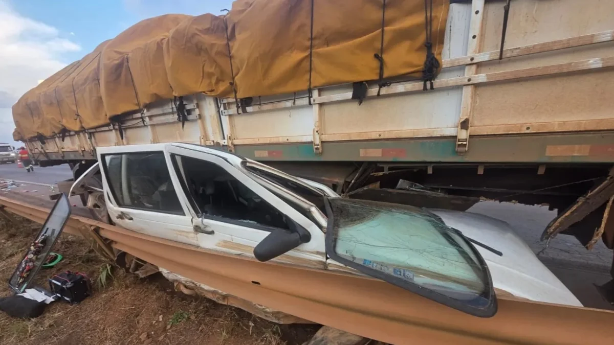 Imagens chocantes: Fiat Uno é "esmagado" por caminhão na BR-060, em Goiás