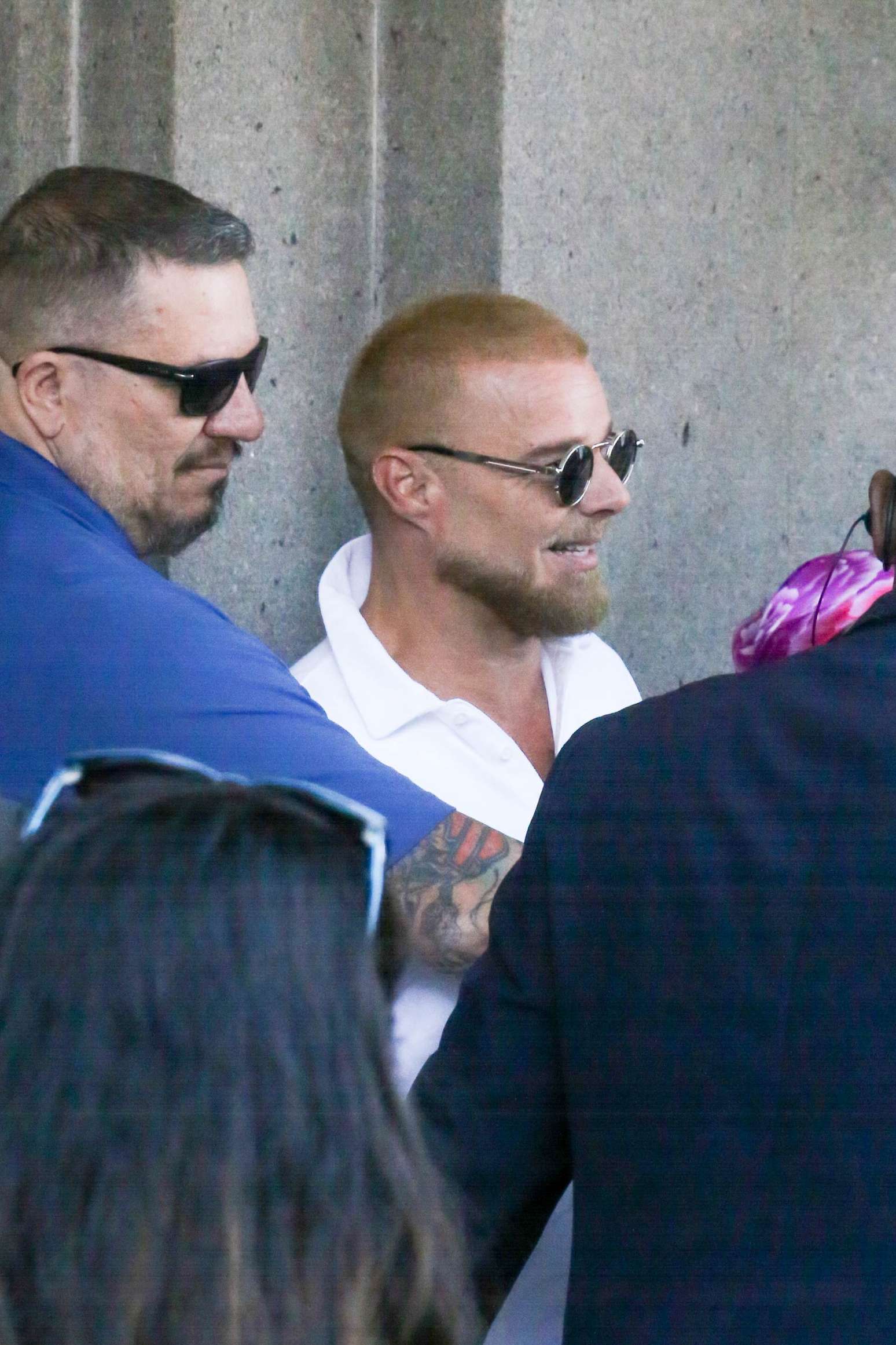 Ricky Martin recebe carinho de f&atilde;s na porta do Copacabana Palace