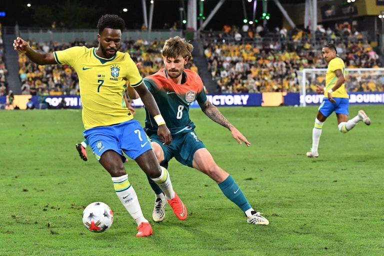 Brasil marca no último lance e evita vexame contra a Austrália em primeiro amistoso pós-Copa