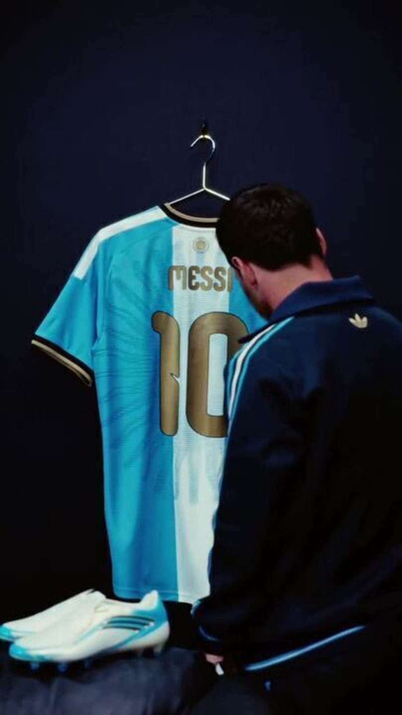 Messi apresenta camisa especial para o jogo de despedida da seleção argentina