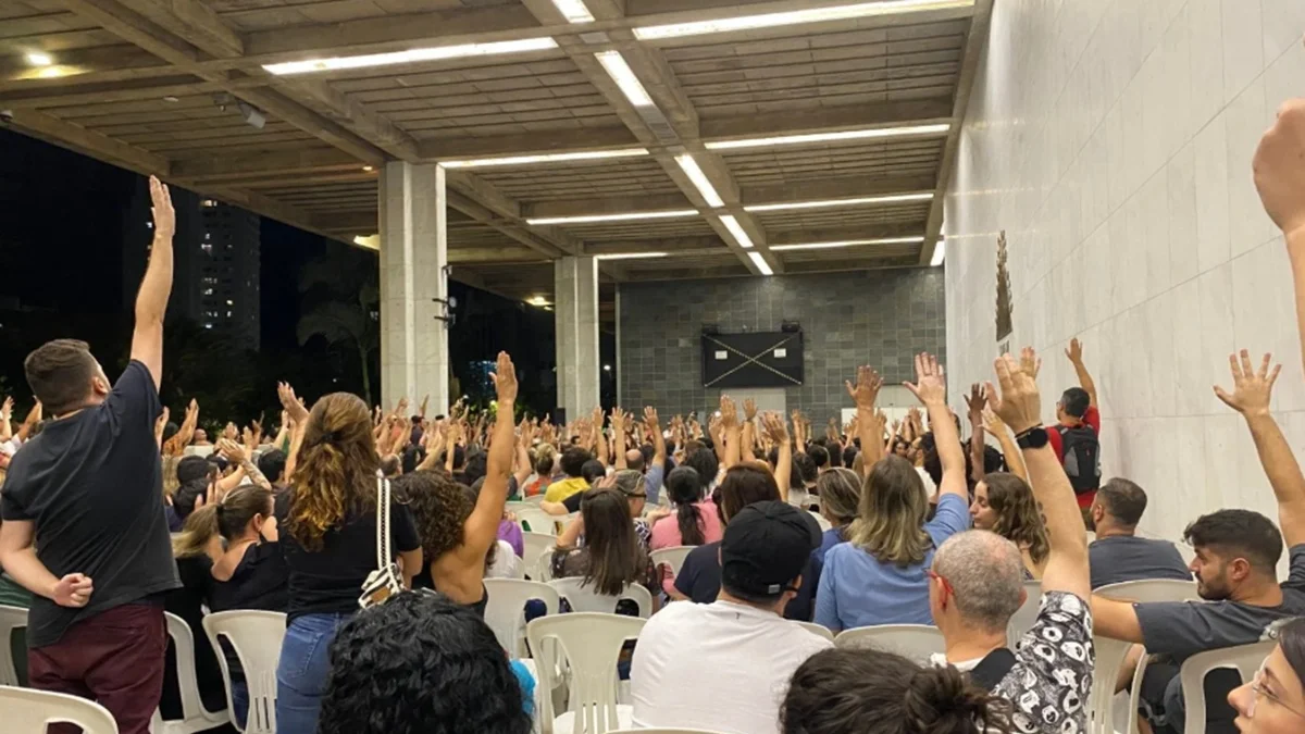 Professores de escolas particulares de BH entram em greve