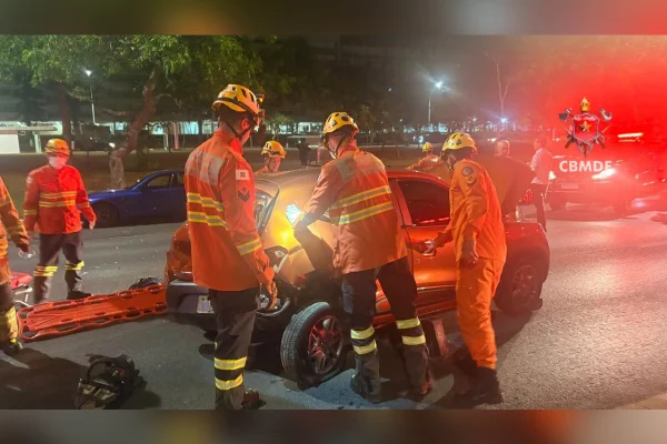 Bombeiros resgatam mulher presa em veículo após colisão no Eixão Sul - destaque galeria