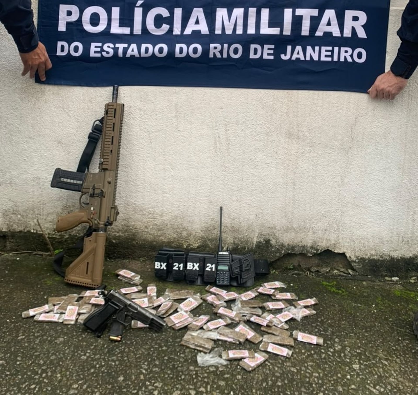 Agentes do 15º BPM apreenderam fuzil, pistola, rádio transmissor e mochila com drogas Reprodução/Polícia Militar