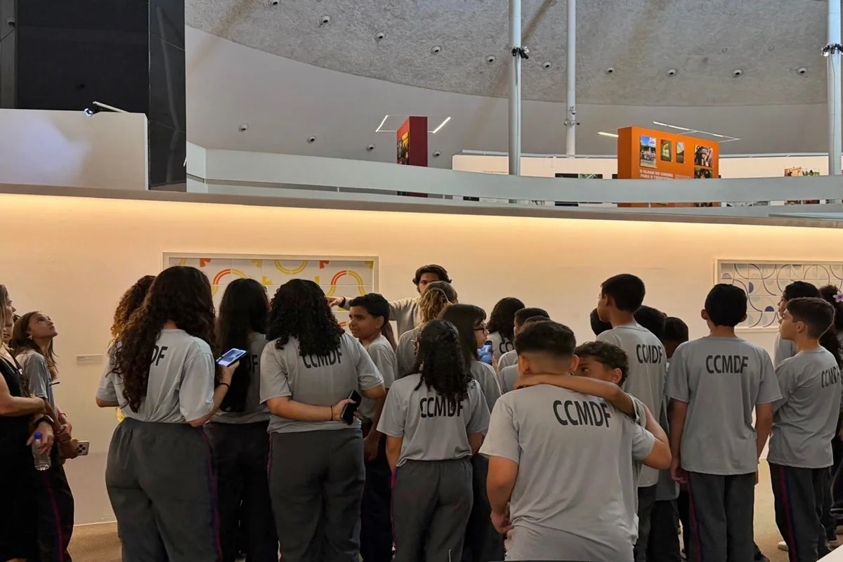 Utopias em construção: estudantes conhecem Brasília por fotos e documentos