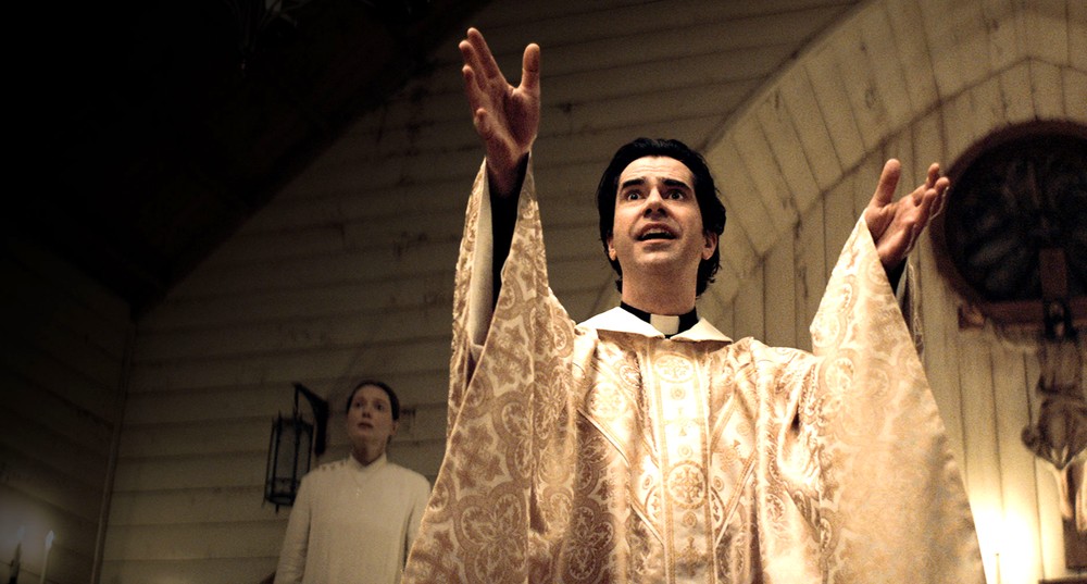 Missa da Meia-Noite é uma série original da Netflix que tem apenas 7 episódios — Foto: Reprodução/IMDb