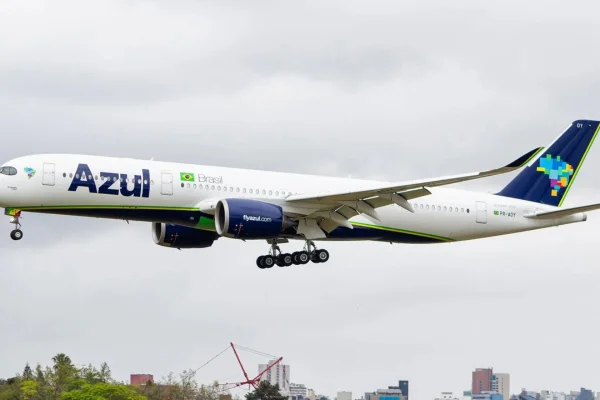 Instabilidade em GPS afetou 8 mil passageiros e cancelou 80 voos, diz Azul