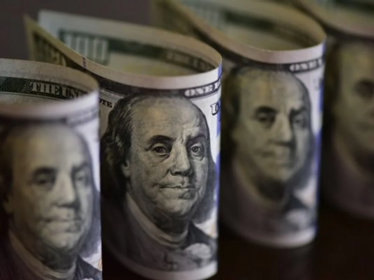 Dólar abre em ligeira queda à espera de definição da Selic