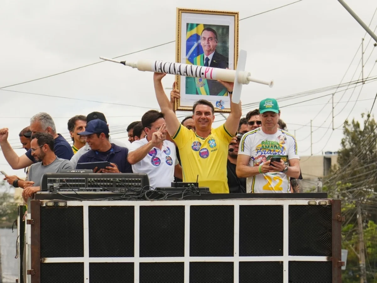 Flávio Bolsonaro diz que Lula "deve o seu mandato ao Alexandre de Moraes"