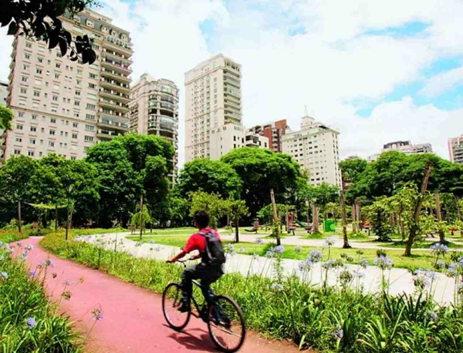 Outro parque bem bacana de São Paulo para você levar seu Pet é no Parque do Povo. O local tem uma área aberta super bonita e agradável para brincar com seu animalzinho.