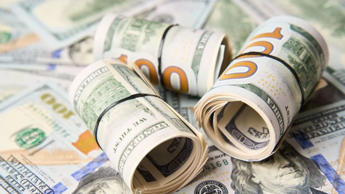 Dólar cai com petróleo a caminho da 4ª baixa seguida e reunião EUA-China
