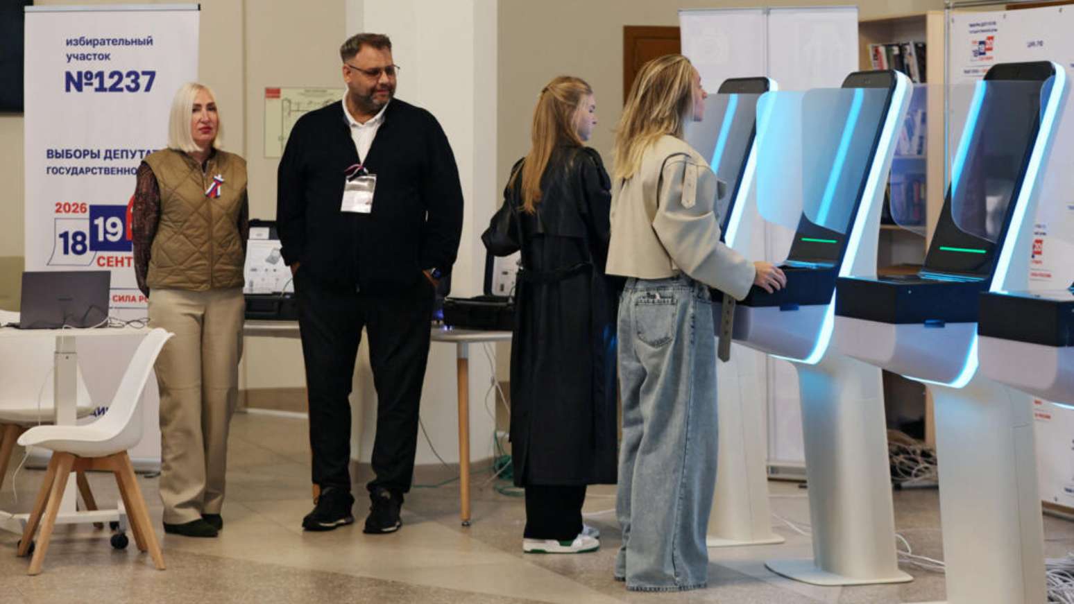 Eleitoras comparecem &agrave;s urnas em Moscou, no primeiro dia de elei&ccedil;&otilde;es legislativas na R&uacute;ssia. (18/09/2026)
