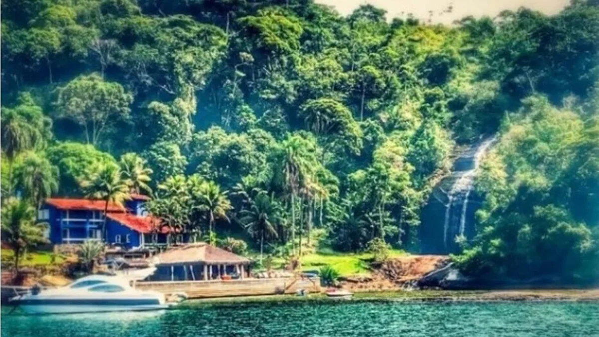 Richarlison exibe área disputada com amigo de Flávio: "Ilha que me tomaram"