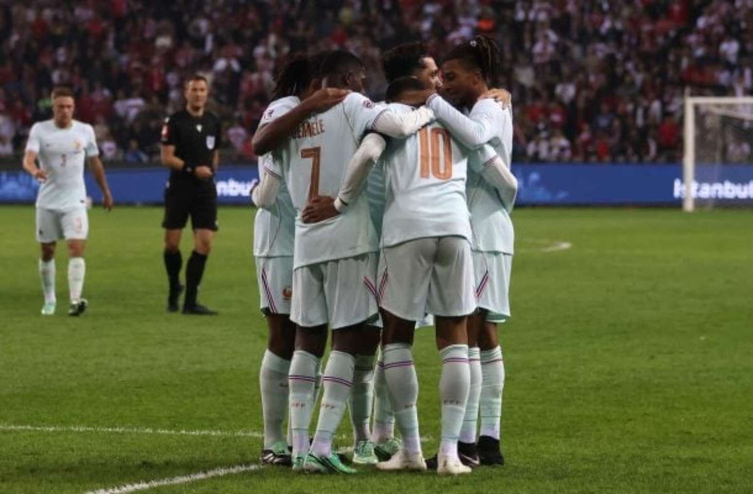 Mbapp&eacute; em disputa de bola com defensor da Turquia &ndash;