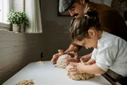 Para iniciantes, o fogo baixo ou médio é ideal, pois dá mais tempo para reagir e evitar que a comida queime