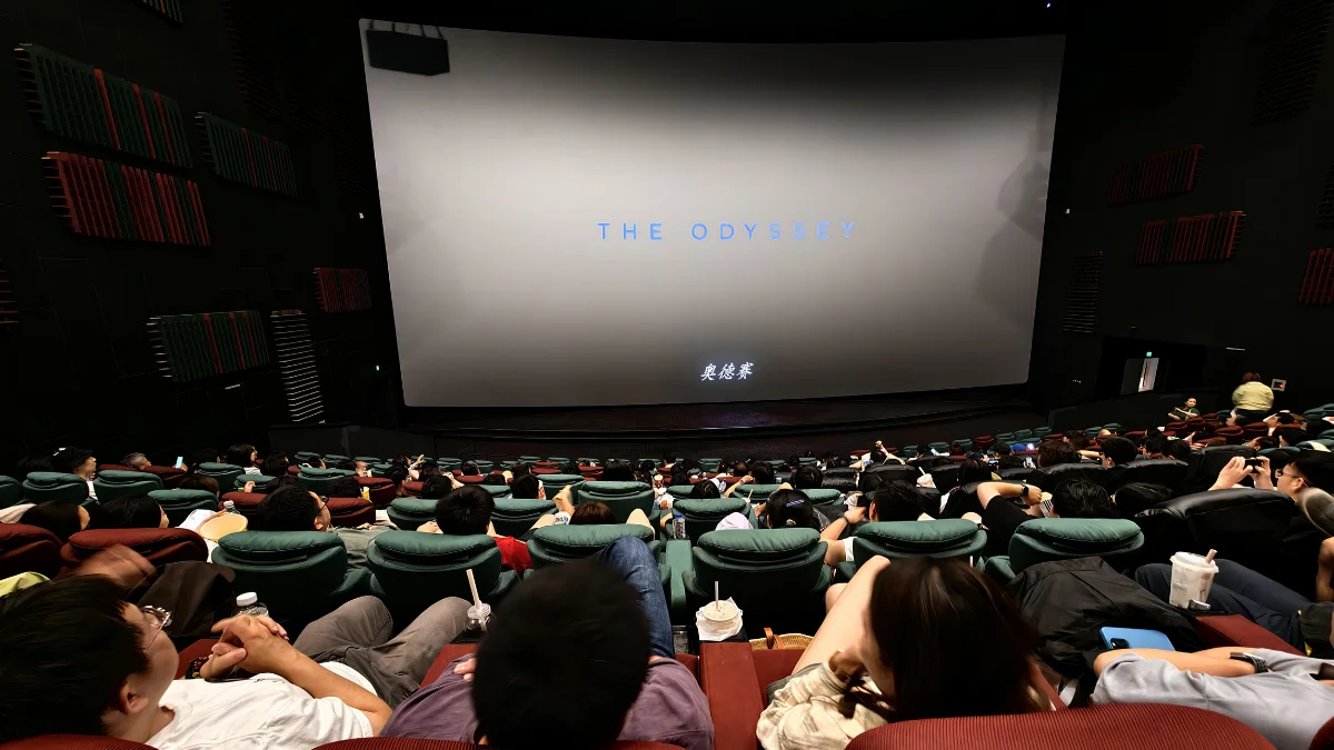 Homem lança spray de pimenta em outro que usava celular no cinema e é preso