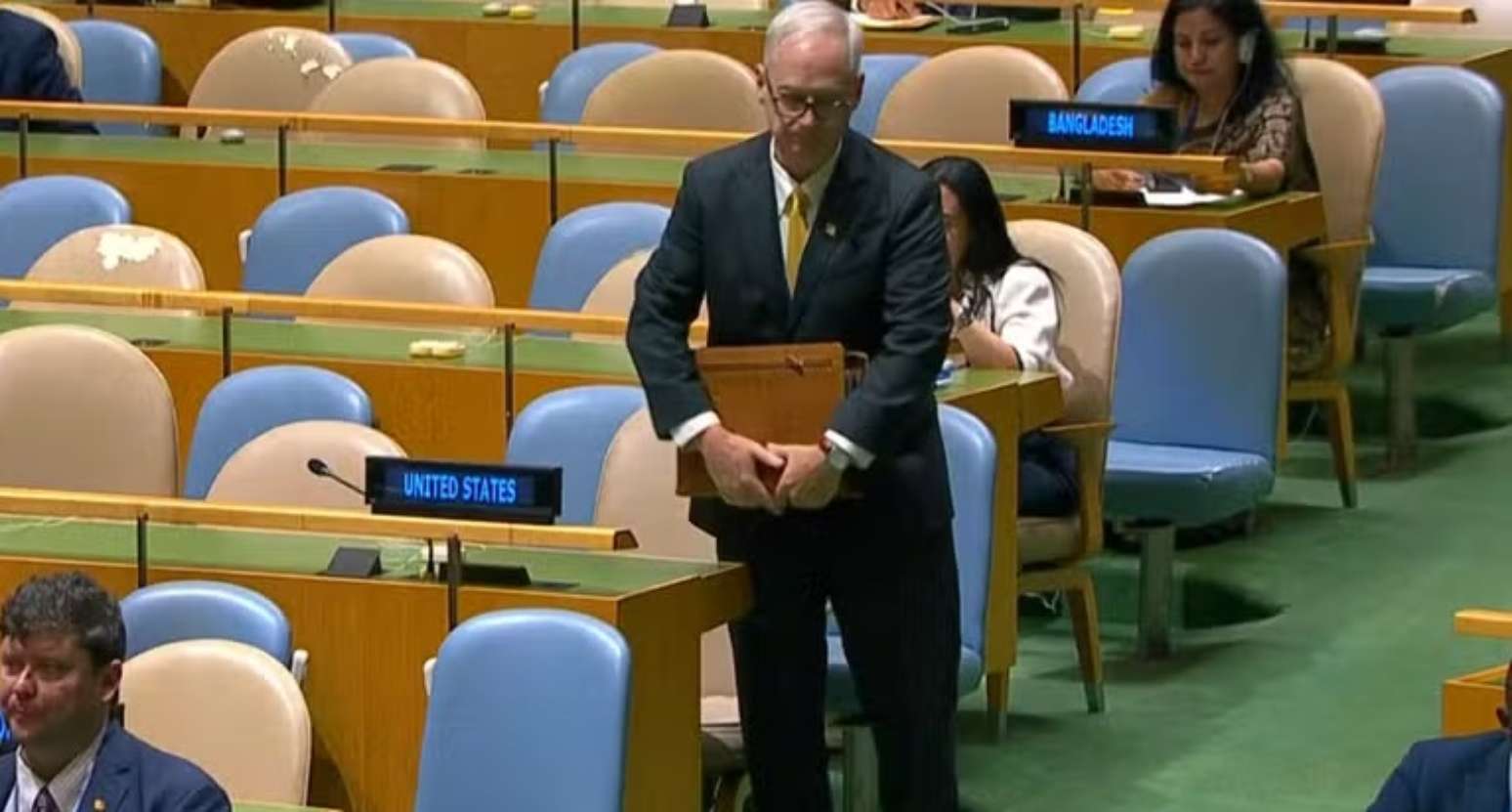 Representante dos Estados Unidos deixando plen&aacute;rio da ONU durante discurso de presidente do Ir&atilde;