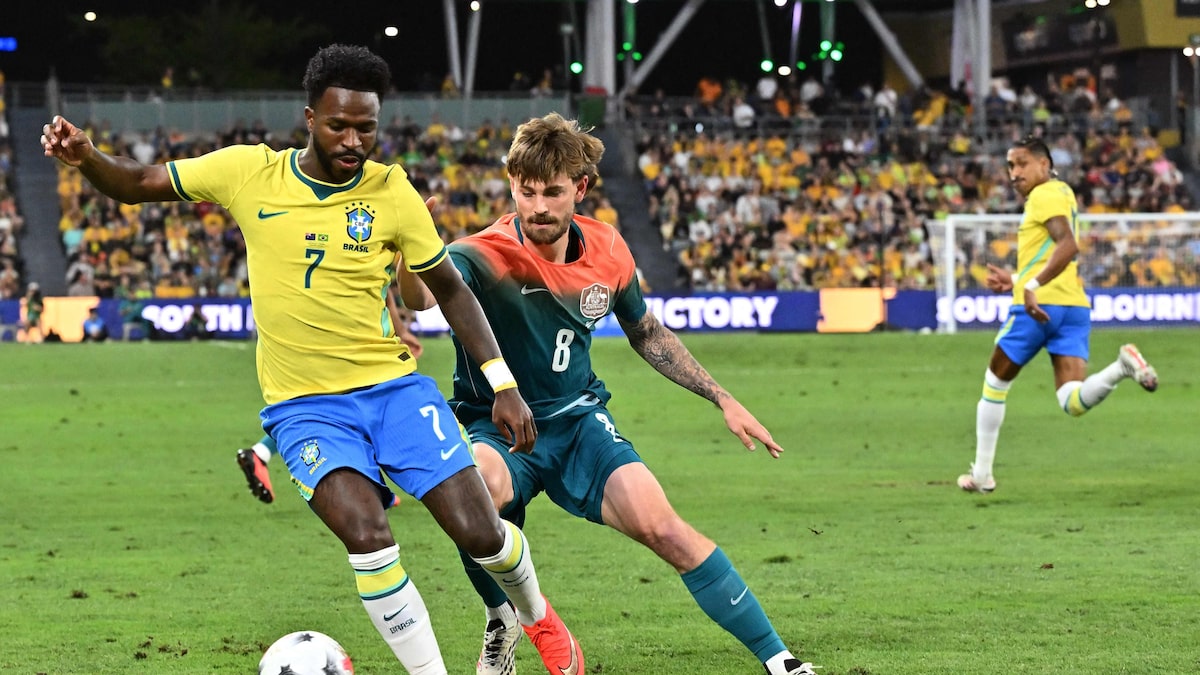 Brasil marca no último lance e evita vexame contra a Austrália em primeiro amistoso pós-Copa