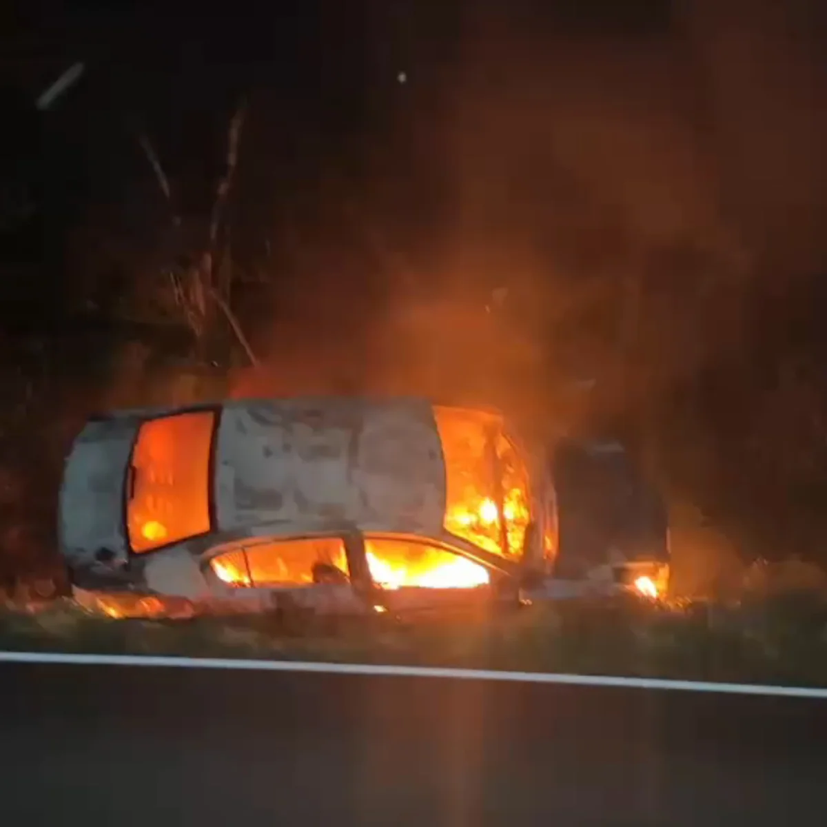 Paraná: veículo pega fogo após sair da pista e colidir com barranco