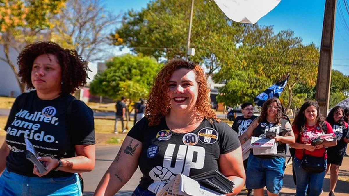 Samara Mineiro faz campanha na Rodoviária e celebra resultado de pesquisa