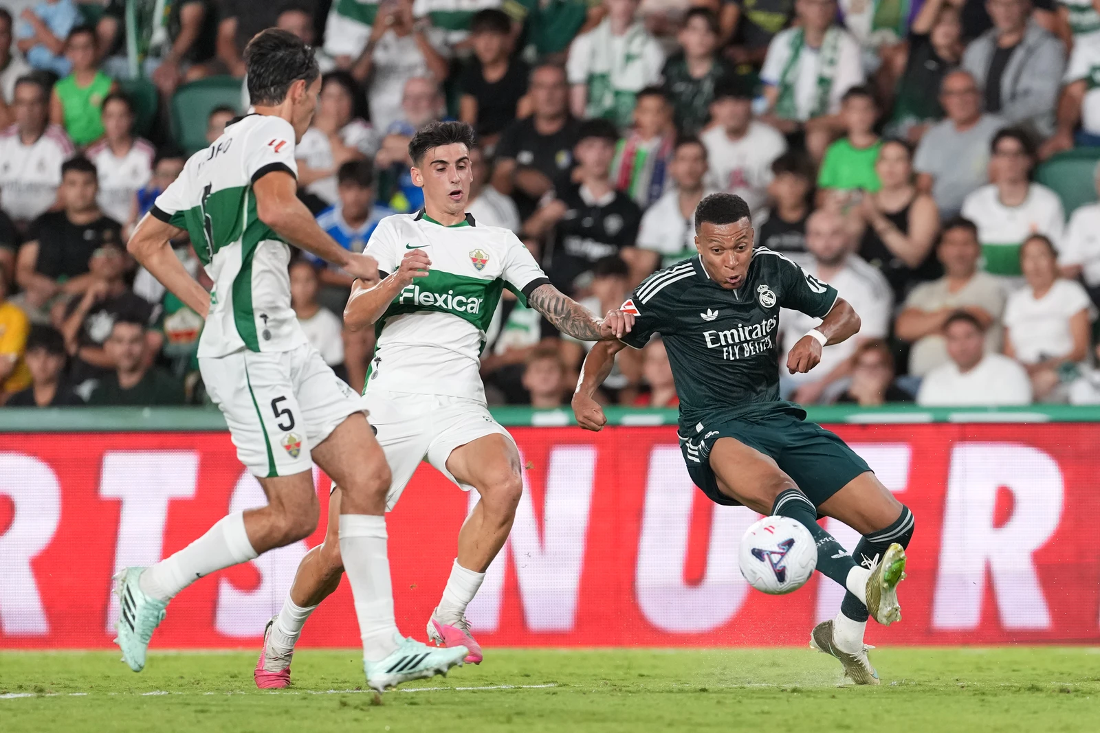 Liverpool amontoam a desgraça para o Tottenham na Copa da Liga, Dowman brilha pelo Arsenal