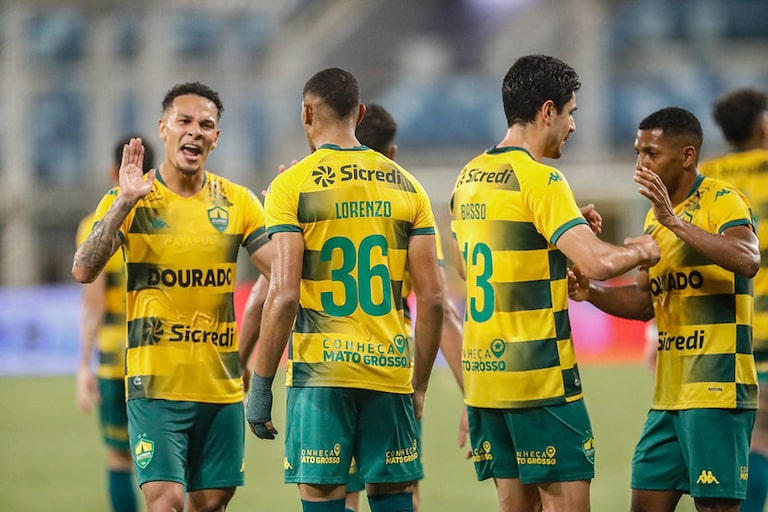 ‘Clubes usaram mal o dinheiro das bets, só aumentaram salário de jogador’, diz presidente do Cuiabá