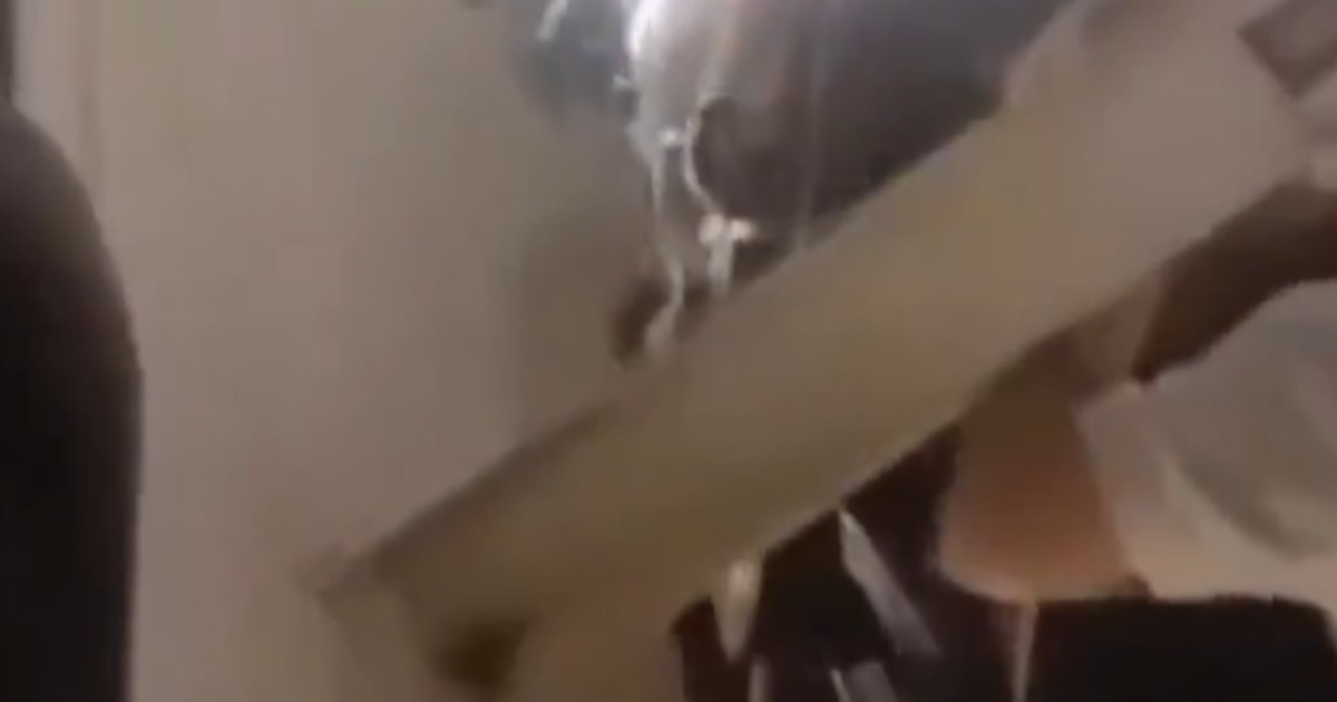 Vídeo: Teto de cabine se solta durante voo de Boeing 737 no Irã