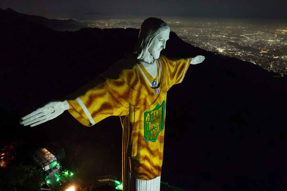 Cristo Redentor faz homenagem à partida da NFL no Rio de Janeiro