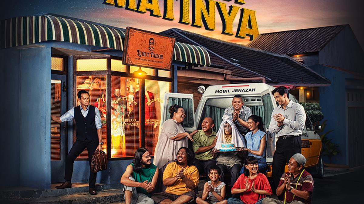 Oki Rengga no filme 'Gak Ada Matinya' não morre, mas se envolve com problemas de financiamento imobiliário e seu pai volta a viver.