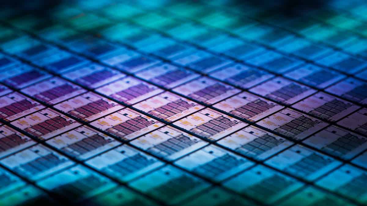 Escassez de memória força fabricantes a testar chips, mudar projetos e rever preços dos aparelhos