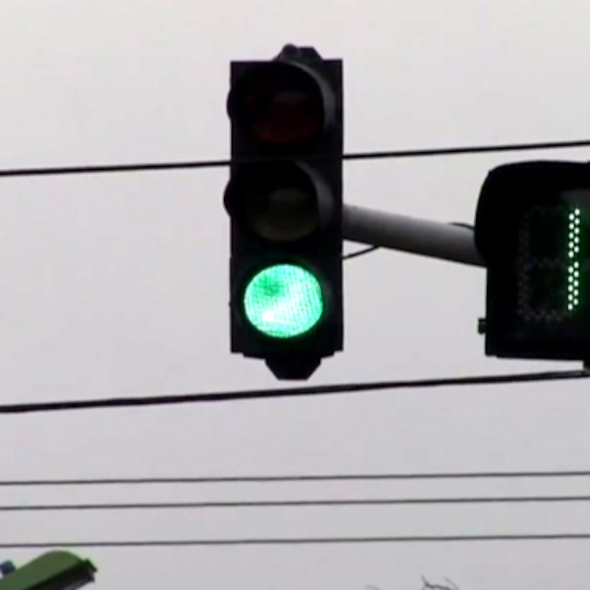 Projeto de lei ‘anti-indústria da multa’ prevê temporizador em semáforos com radar