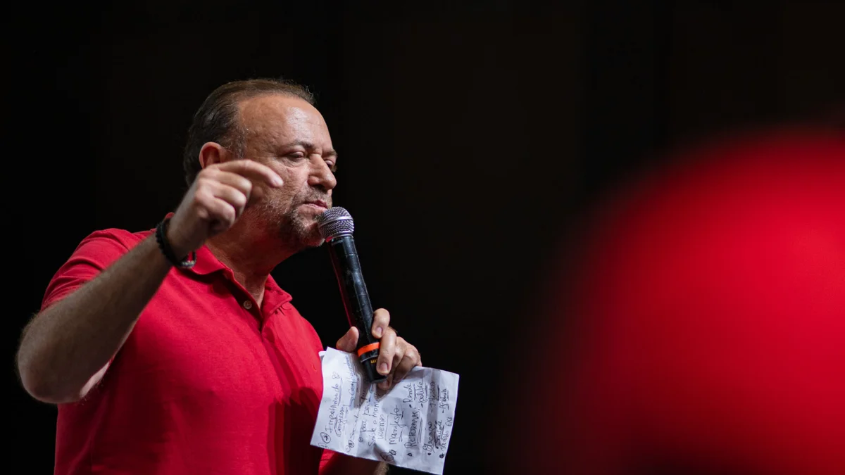 Presidente do PT admite desgaste na campanha de Lula por crise no STF