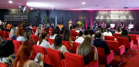 Vozes clonadas e fotos falsas: como a tecnologia pode ser usada contra as mulheres e o que fazer para se proteger