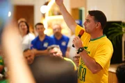 Imagem da matéria: Flávio acompanha julgamento de Moraes pela TV de hotel em Fortaleza
