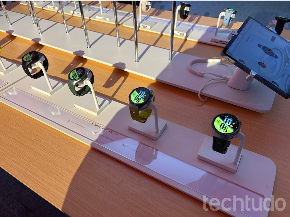 A versão premium do smartwatch tem tela AMOLED de 1,47 polegada — Foto: Lucas Loyo/TechTudo