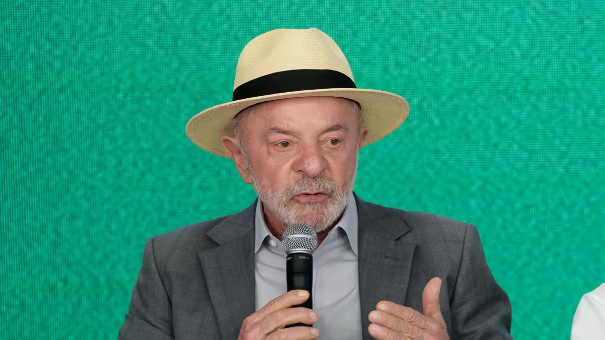 Em 1 mês de campanha, Lula encarou crises e viajou menos do que Flávio