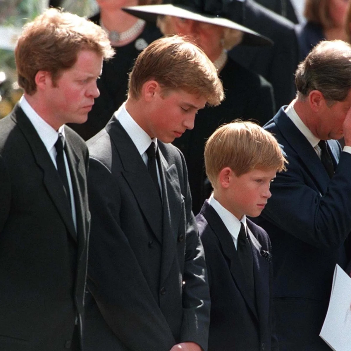 Charles parecia "muito feliz" após morte de Diana, diz irmão da princesa