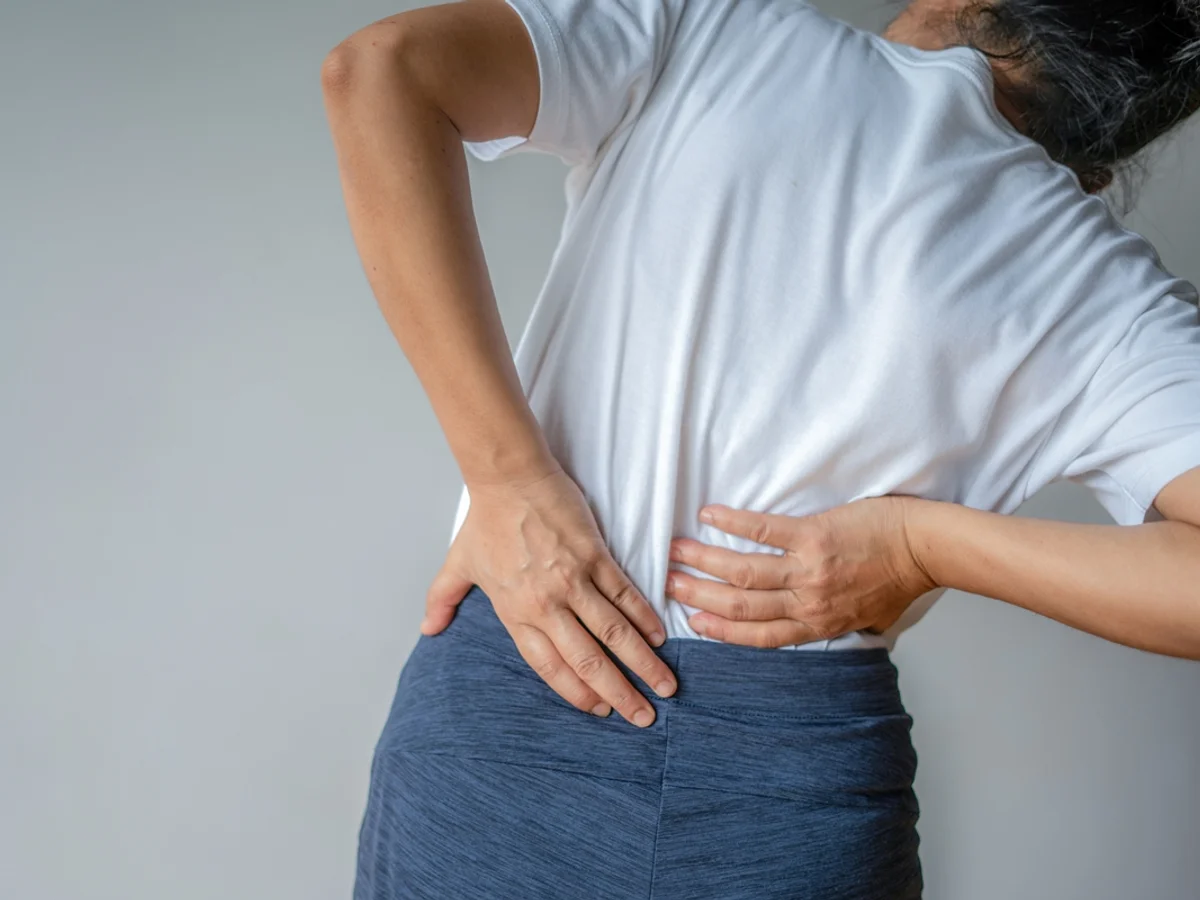 Dor nas costas pode ser aliviada com ponte de glúteos: veja como fazer