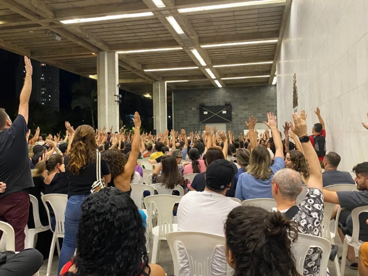 Professores de escolas particulares de BH entram em greve