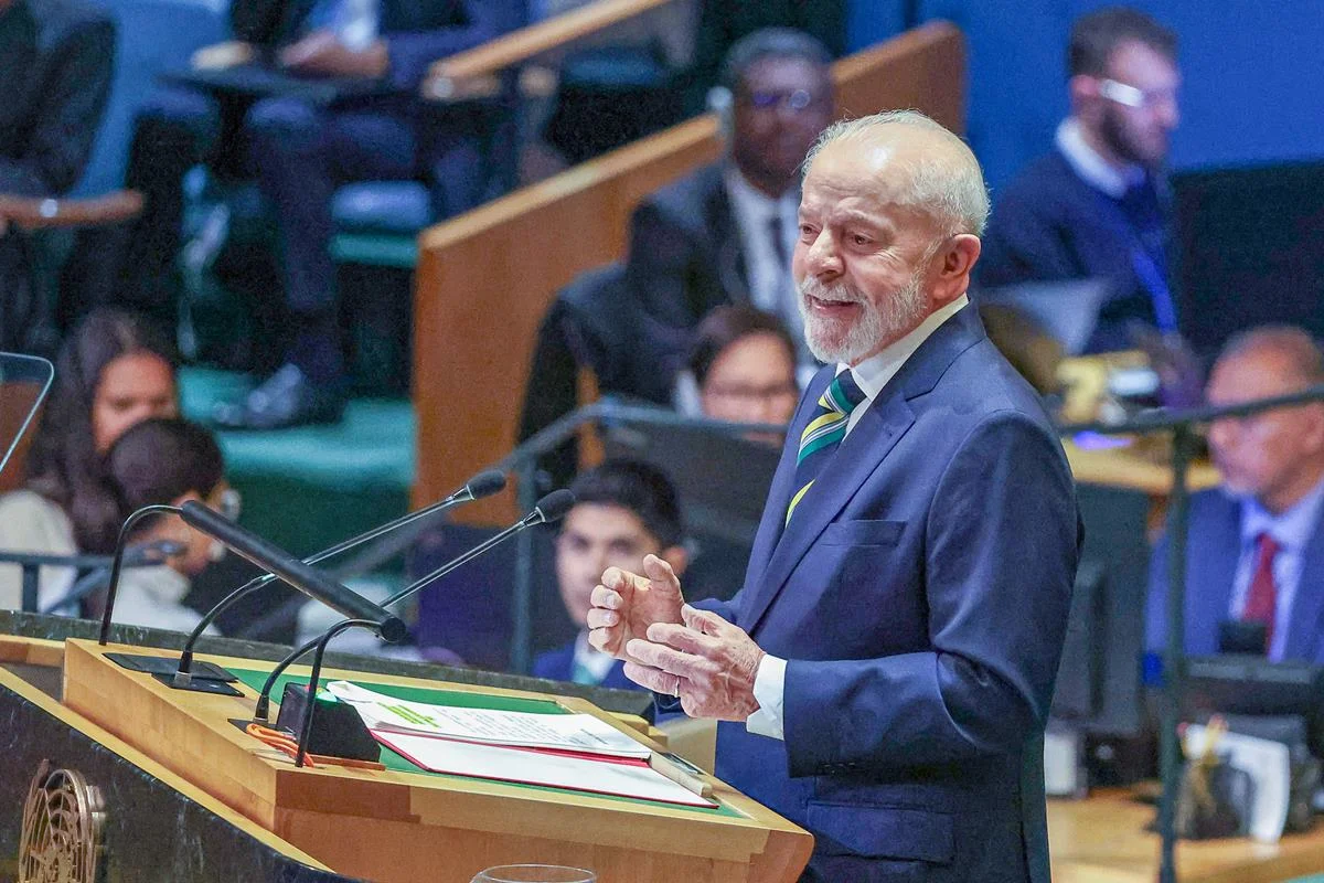 Imagem colorida do presidente Lula em discurso na ONU - Metrópoles