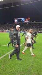 Memphis deixa o gramado de estádio do Corinthians depois de errar pênalti decisivo
